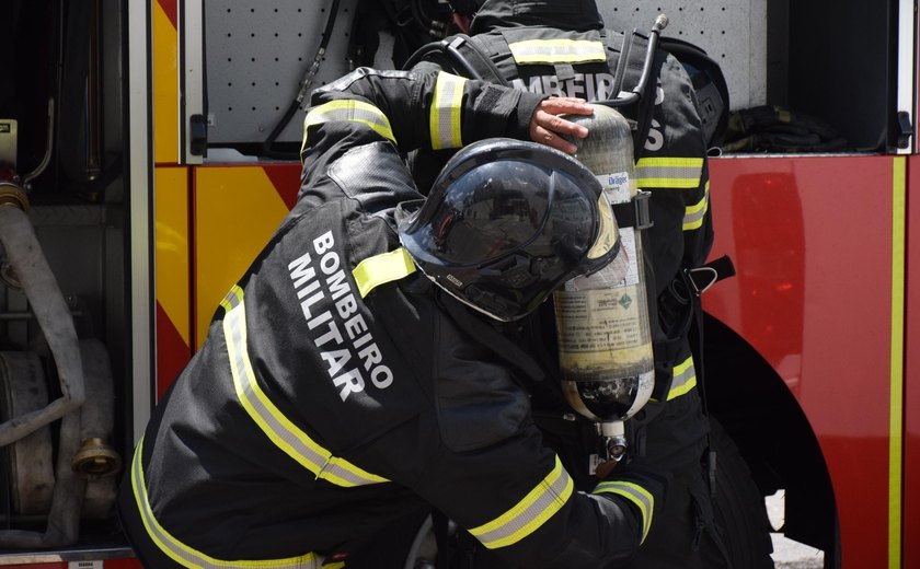 Bombeiros de Alagoas resgatam homem e animal de estimação após incêndio em Maceió