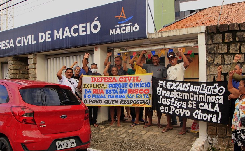 Vítimas da Braskem protestam em frente à sede da Defesa Civil