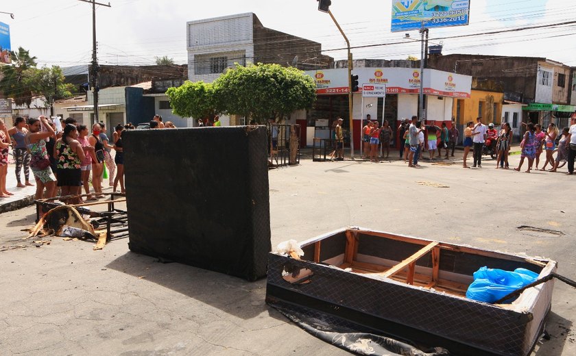 Moradores de bairros atingidos pelas chuvas realizam protestos em Maceió