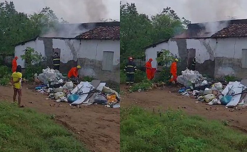 Teto de casa que armazenava materiais recicláveis desaba após incêndio