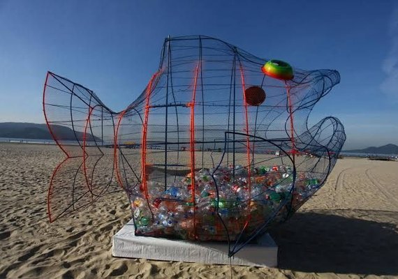 Peixe gigante de metal vai engolir toneladas de garrafas recicláveis