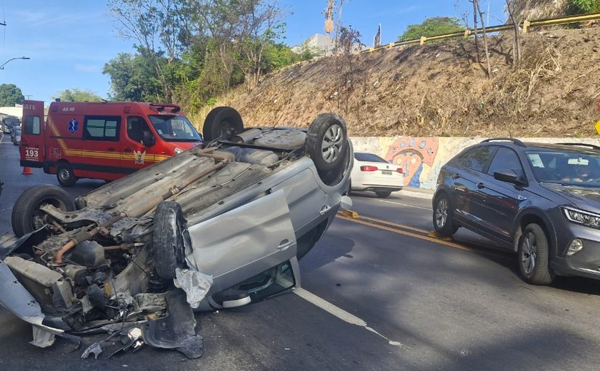 Carro bate em poste e capota na Avenida Governador Afrânio Lages