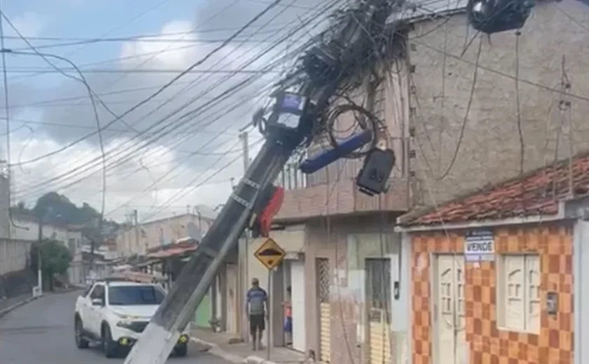 Caminhão danifica poste e deixa fiação elétrica em risco em Arapiraca