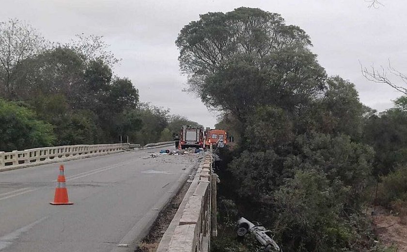 Carro cai de ponte e deixa três pessoas mortas e duas feridas