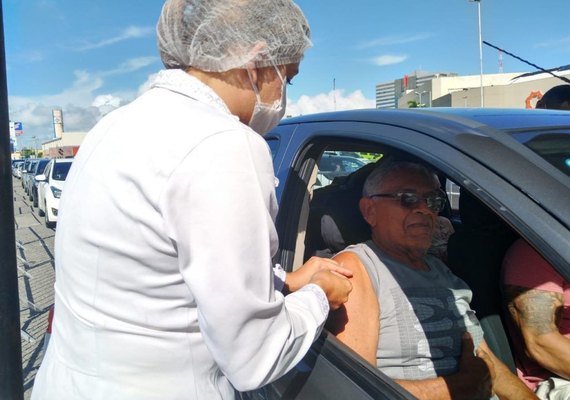 Em Maceió, idosos começam a ser imunizados contra influenza em drive-thru
