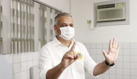 Renan Filho e Rui Palmeira acompanham Alfredo e Tácio no local de votação  