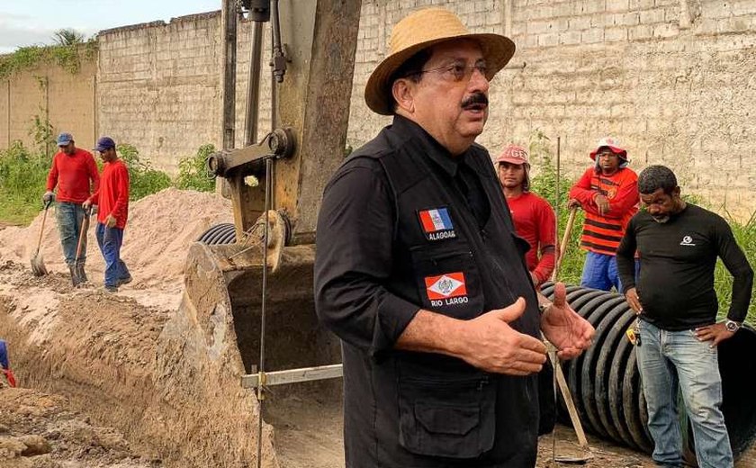 Prefeito vistoria obra que interligará Mata do Rolo à principal avenida de Rio Largo