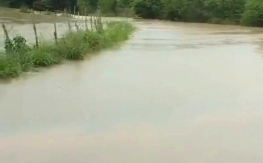 Forte correnteza cobre ponte e isola dois povoados em Arapiraca