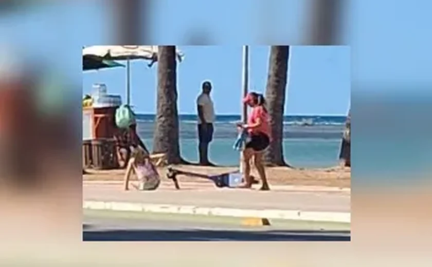 Criança cai de patinete elétrico na orla de Maceió e deixa local mancando