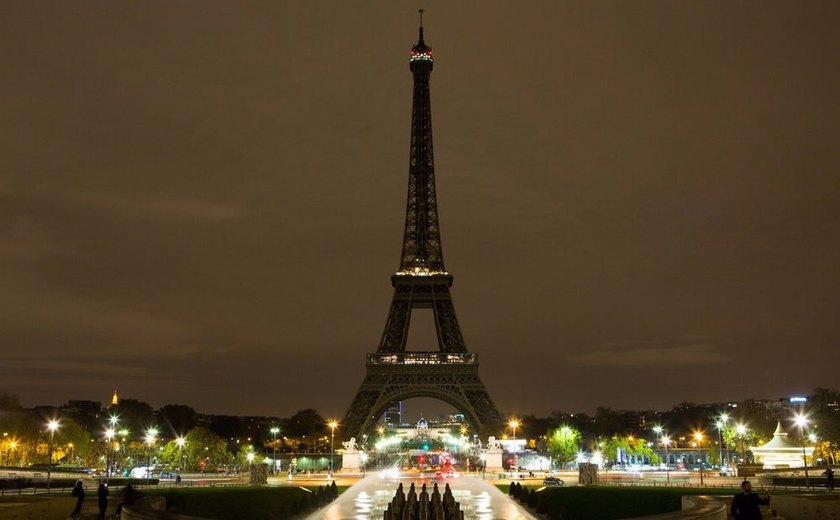Torre Eiffel terá luzes apagadas em solidariedade aos mortos em Barcelona