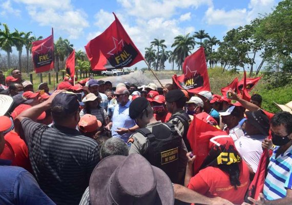 Iteral dialoga com agricultores e auxilia no desbloqueio da rodovia AL-101 Sul