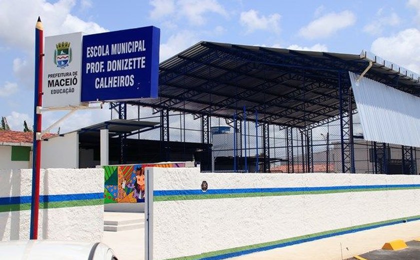 Rui Palmeira entrega quadra poliesportiva no bairro Santa Lúcia