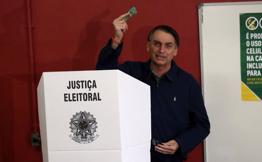 Com segurança reforçada, Jair Bolsonaro vota no Rio de Janeiro