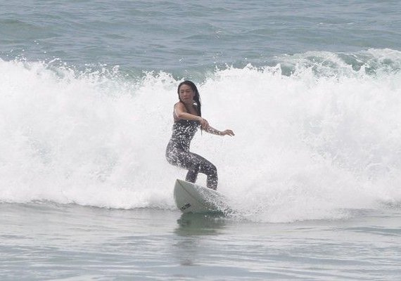 Dani Suzuki mostra habilidade em tarde de surfe no Rio de Janeiro