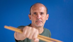 Carlos Ezequiel, baterista e compositor alagoano, lança o single “Jogo dos Sete Erros”