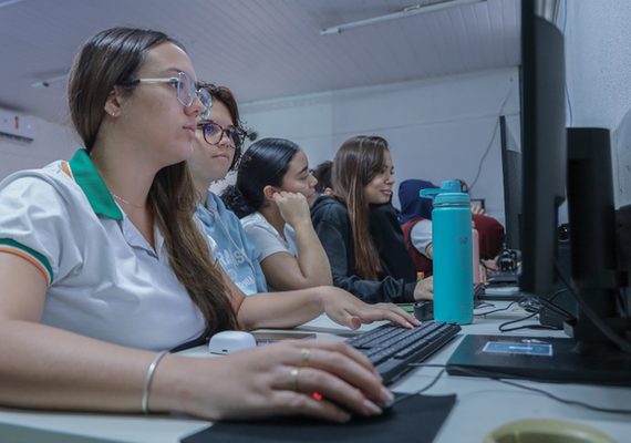 Alagoas supera 70% das escolas públicas conectadas e Brasil avança para universalizar internet na educação até 2026