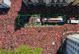 Famílias se juntam à multidão para festejar título do Flamengo no RJ
