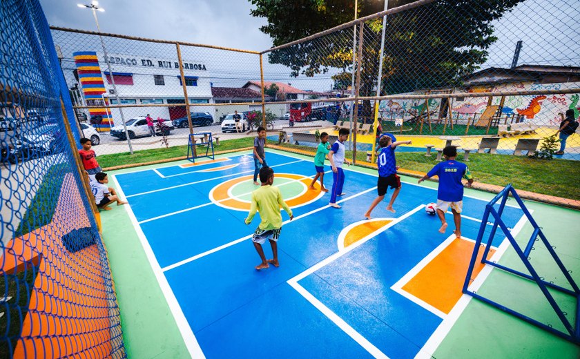 Praça abandonada há décadas é entregue reformada no Eustáquio Gomes