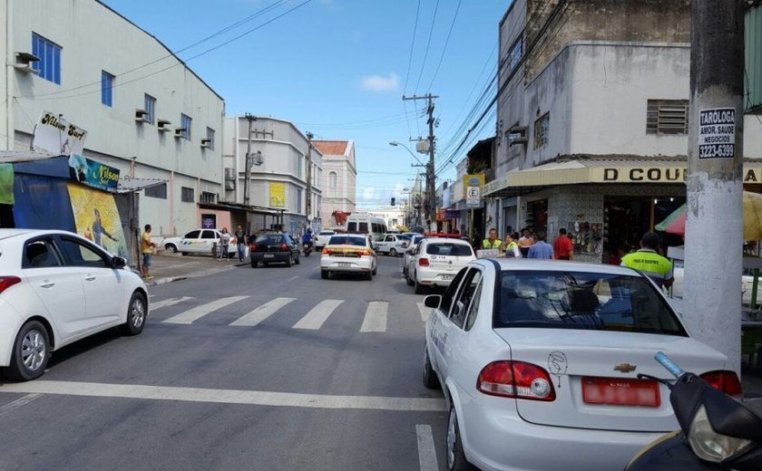 Fiscalização coíbe irregularidades envolvendo táxis