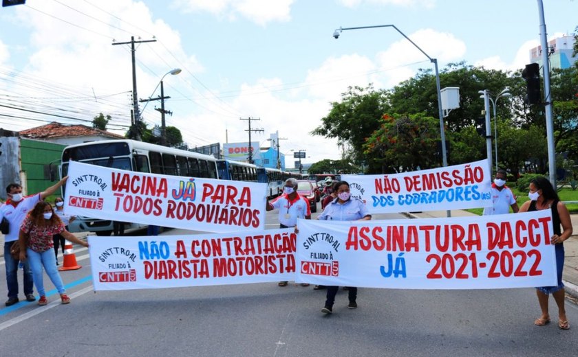Trabalhadores do transporte público realizam ato em Maceió