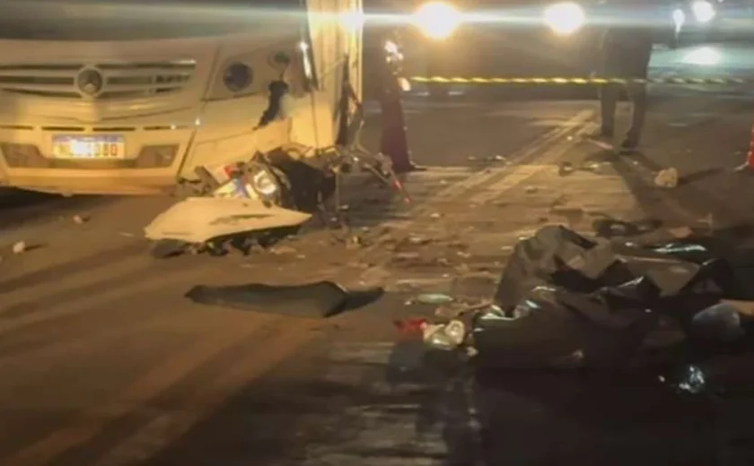 Acidente entre moto e micro-ônibus deixa dois mortos na BR-349, em Coruripe