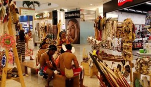 Exposição em shopping leva arte indígena para população de Alagoas