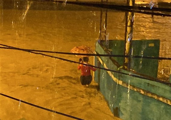 Bairros ficam alagados após as fortes chuvas em Maceió