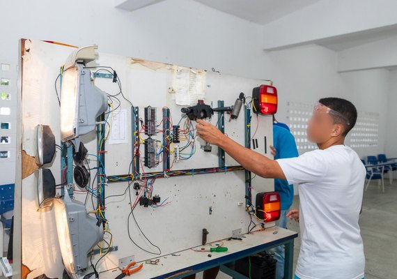 Adolescentes do sistema socioeducativo concluem curso de Mecânica Automotiva