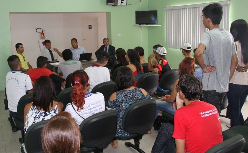 Defensoria faz acordo com estudantes de escolas ocupadas em Arapiraca