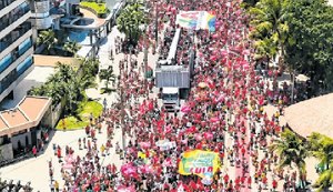 Apoiadores de Lula formam multidão na orla de Maceió