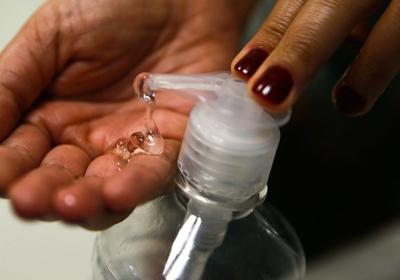 Álcool gel é eficaz na prevenção ao coronavírus, afirma conselho