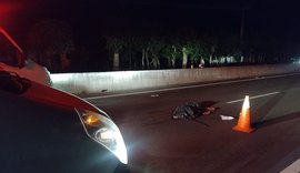 Pedestre morre após ser atropelado por carro, arremessado em uma moto e van passar por cima