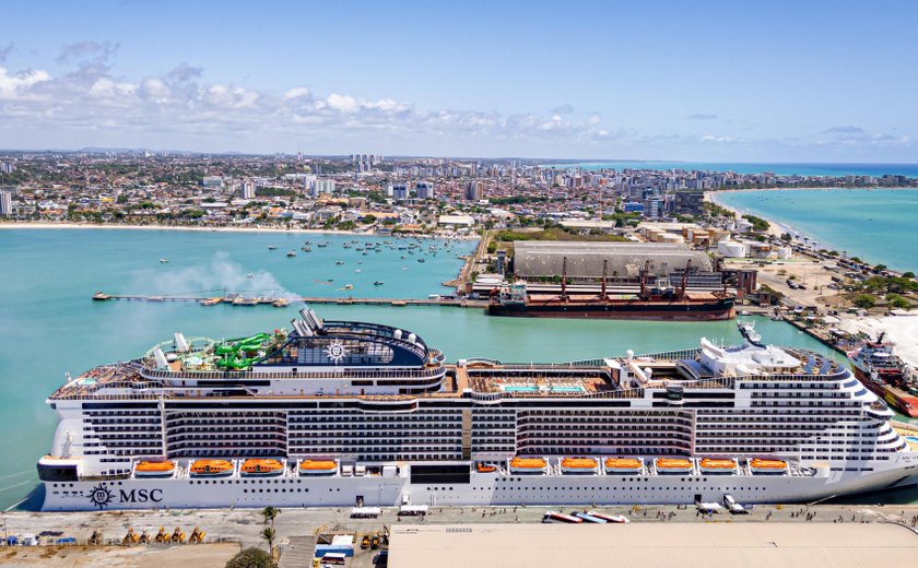 Turistas do navio MSC Grandiosa chegam a Maceió