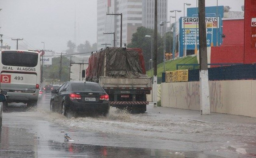 Chuvas registradas nesta segunda causam transtornos na capital
