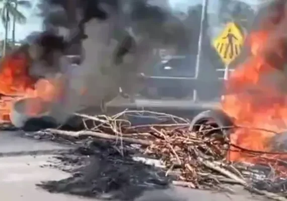 Moradores bloqueiam AL-101 Sul e cobram solução para falta d’água em Marechal Deodoro