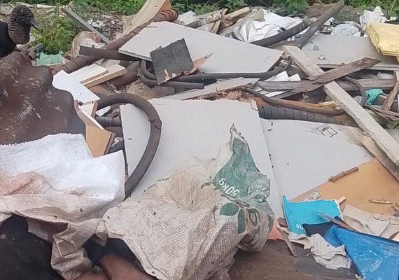 Corpo de homem esquartejado é encontrado em lixeira na zona leste de Manaus
