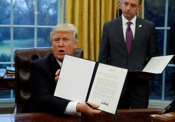 Trump assina decreto para retirar EUA de acordo com países do pacífico