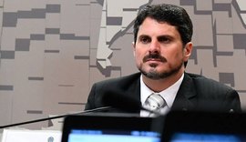 Senador Marcos do Val é levado para colocar tornozeleira eletrônica