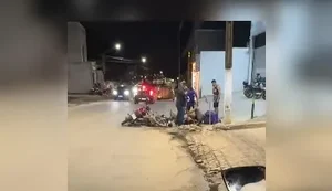 Imagens de câmera de segurança registra colisão frontal entre motocicletas e deixa dois feridos