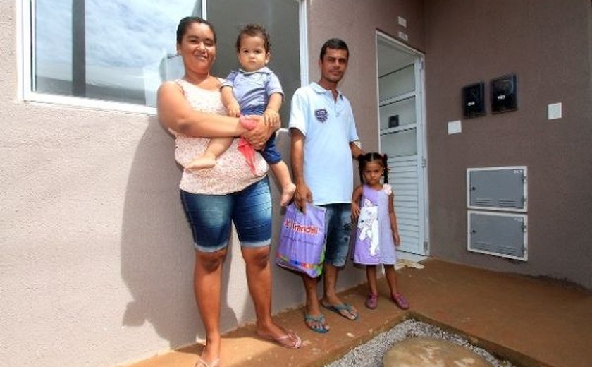 Renan Filho participa da entrega de 1.200 moradias no Benedito Bentes