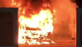 Dois micro-ônibus ficam destruídos após incêndio, ninguém ficou ferido