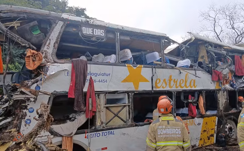 Dez pessoas morrem após ônibus tombar em Petrópolis