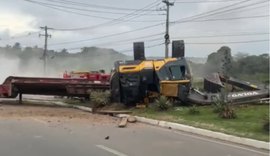 Carreta que transportava retroescavadeira capota e pega fogo na Rota do Mar, em Maceió