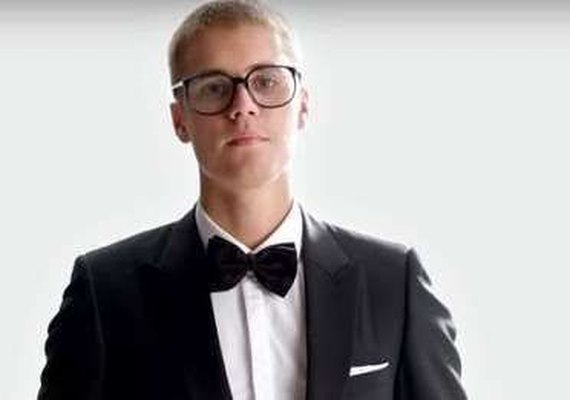 Assista! Justin Bieber todo engravatado em novo comercial do Super Bowl 2017