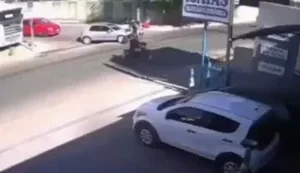 Casal fica ferido após motorista de carro de passeio avançar cruzamento em Arapiraca