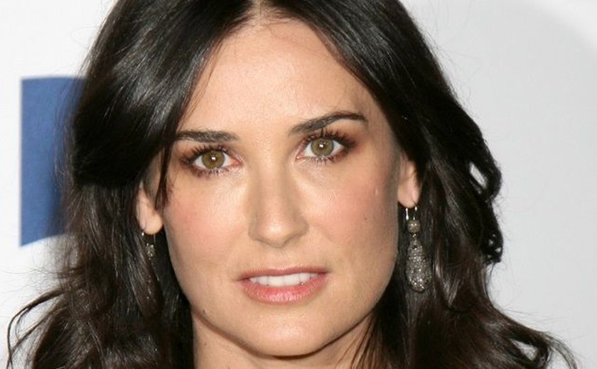 Demi Moore exagera no decote e mostra demais em evento