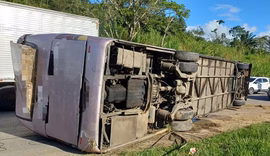 Ônibus com torcedores de organizada do Bahia tomba na BR-101 a caminho de Recife