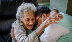 Redação do Enem 2025 aborda as perspectivas para o envelhecimento