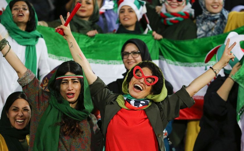 Iranianas assistem a jogo de futebol em estádio pela primeira vez em décadas
