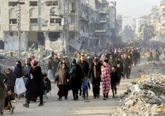 Palestinos começam a retornar para uma Gaza devastada